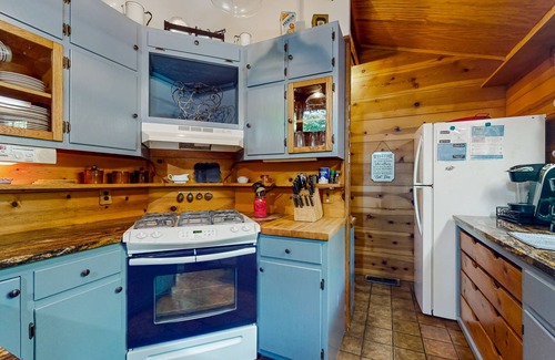 Demorest Cabina | Spacious cabin w/direct access to river & fire place, screened porch