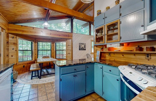 Demorest Cabina | Spacious cabin w/direct access to river & fire place, screened porch