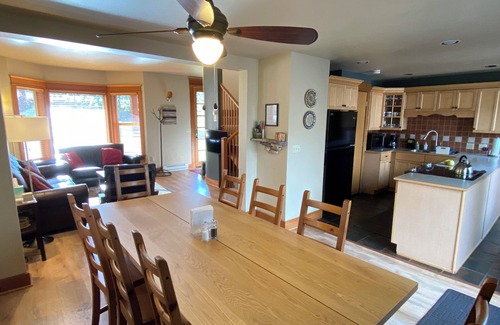 Methow Valley Cabina | Spacious Cabin W/Lrg Fenced Yard in the Heart of Methow Valley