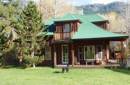 Methow Valley Cabina | Spacious Cabin W/Lrg Fenced Yard in the Heart of Methow Valley