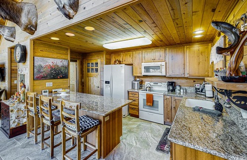 La Pine Casa | Spacious cabin with bunk house, game room, river view, patio, and fire pit