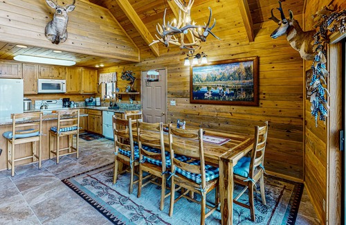 La Pine Casa | Spacious cabin with bunk house, game room, river view, patio, and fire pit
