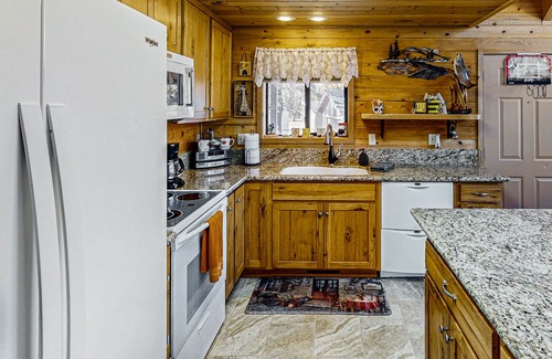 La Pine Casa | Spacious cabin with bunk house, game room, river view, patio, and fire pit