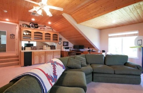Shaver Lake Casa | Spacious cabin with game room free WIFI & parking