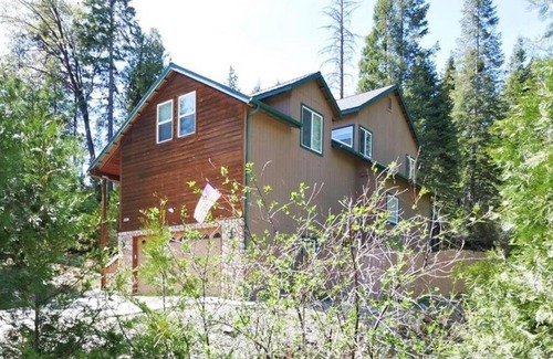 Shaver Lake Casa | Spacious cabin with game room free WIFI & parking