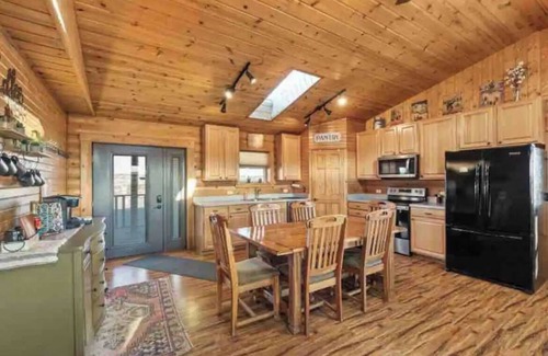 Yellowstone County Cabina | Spacious cabin with incredible views, hot tub, wood fireplace, and Wi-Fi