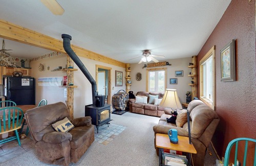 Drake Casa | Spacious cabin with stunning views, wifi, fully stocked kitchen & W/D