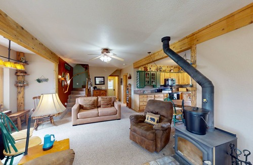 Drake Casa | Spacious cabin with stunning views, wifi, fully stocked kitchen & W/D