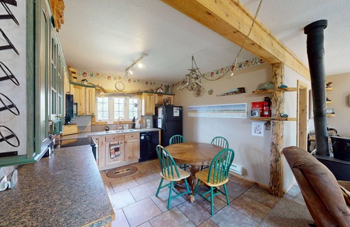 Drake Casa | Spacious cabin with stunning views, wifi, fully stocked kitchen & W/D