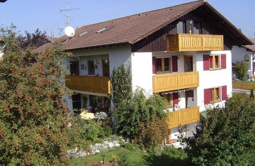 Schraden Apartamento | Amplio apartamento con balcón y vistas a la montaña en Hopferau