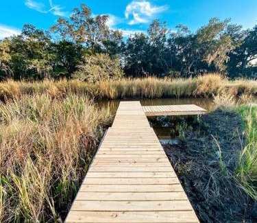 Cypremort Point Apartamento | Spacious Camp with Canal Access and Beautiful Bay View