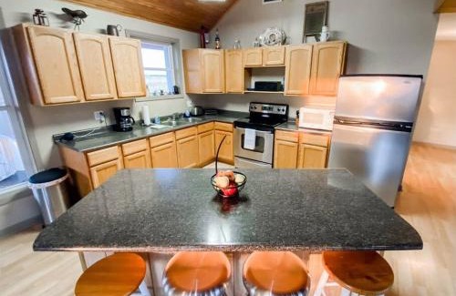 Cypremort Point Apartamento | Spacious Camp with Canal Access and Beautiful Bay View