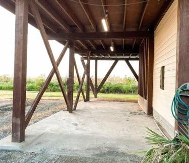 Cypremort Point Apartamento | Spacious Camp with Canal Access and Beautiful Bay View