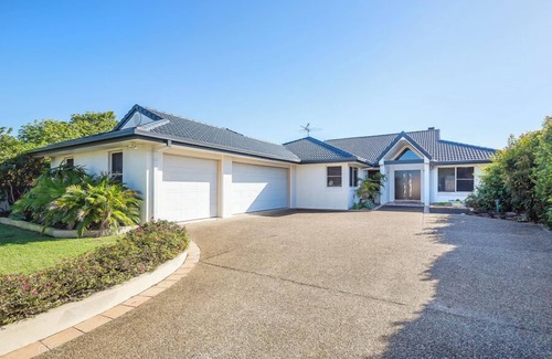 Banksia Beach Casa | Spacious Canal Home With Pontoon!