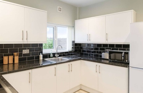 Grangetown Casa | Spacious Cardiff Home for 12 + Parking + Hot Tub