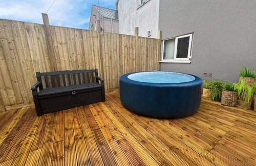 Grangetown Casa | Spacious Cardiff Home for 12 + Parking + Hot Tub