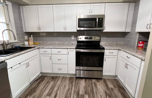 Eau Claire Casa | Spacious & Centrally located 3 bedroom and 2 bath