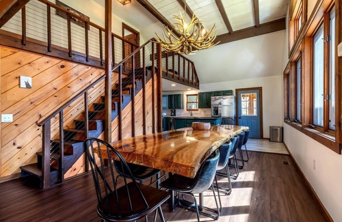 Wardsboro Chalet De Esquí | Spacious Chalet Near Stratton and Mt. Snow w/Indoor Hot Tub, Fireplace, Firepit