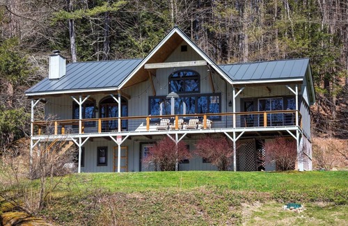Wardsboro Chalet De Esquí | Spacious Chalet Near Stratton and Mt. Snow w/Indoor Hot Tub, Fireplace, Firepit