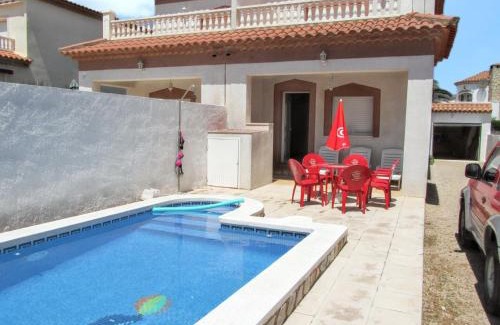Miami Platja Chalet De Esquí | Spacious Chalet with Private Pool in Miami Platja