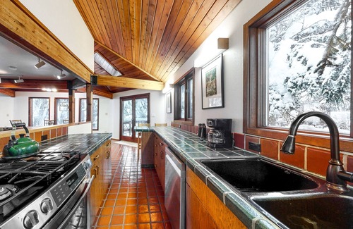 Alyeska Chalet De Esquí | Amplio chalet con bañera de hidromasaje privada, solárium y mucho más. ¡Se admiten perros!