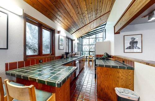 Alyeska Chalet De Esquí | Amplio chalet con bañera de hidromasaje privada, solárium y mucho más. ¡Se admiten perros!