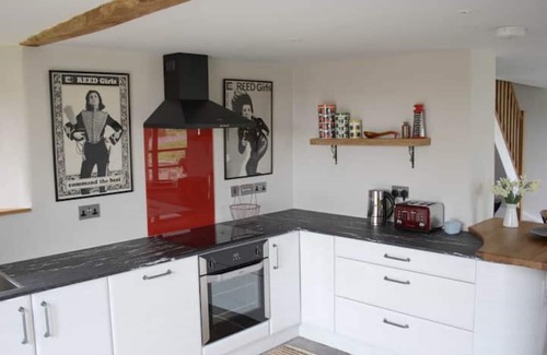 Muchelney Casa | Spacious Character Barn, sleeps 4, <10mins walk to fab dining pub