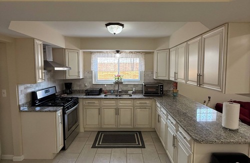 Warren Casa | Spacious & Charming 3-bedroom house with WiFi, AC, Netflix