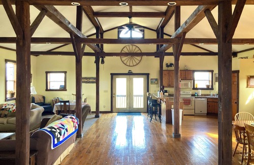 Shelbyville Cabina | Spacious charming exclusive rental in Shelbyville, KY