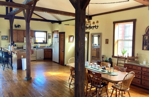 Shelbyville Cabina | Spacious charming exclusive rental in Shelbyville, KY
