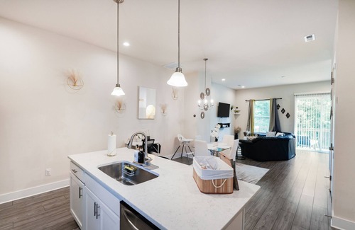 Charlotte Casa | Spacious & Charming Family Gem: 5mins to Uptown ~ Balconies ~ Free Parking~Wifi