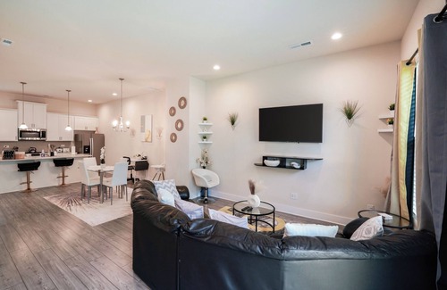 Charlotte Casa | Spacious & Charming Family Gem: 5mins to Uptown ~ Balconies ~ Free Parking~Wifi
