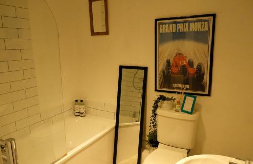 Upper Town Casa | Spacious City Centre Apartment Bath