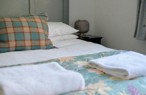 Upper Town Casa | Spacious City Centre Apartment Bath