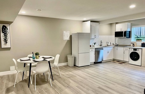 Surrey Casa | Spacious city haven 2BR