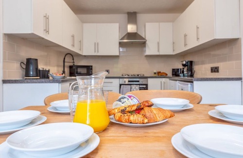 Donnington Casa | Spacious City House in Telford | Pass the Keys