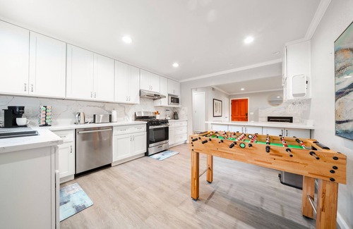 Los Gatos Casa | Spacious & Classy 4BR Los Gatos Villa: Jetted Tub & Foozball