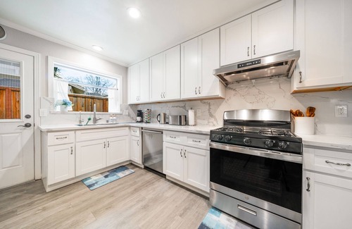 Los Gatos Casa | Spacious & Classy 4BR Los Gatos Villa: Jetted Tub & Foozball