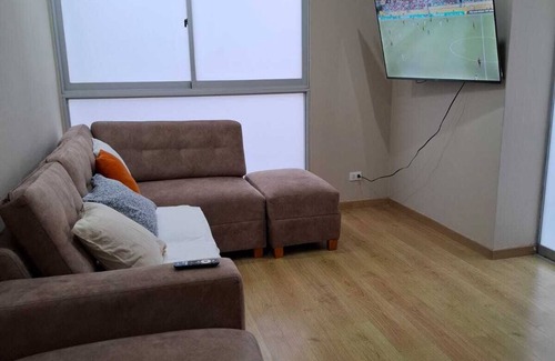 Santa Beatriz Apartamento | Spacious, close to parque de las aguas and national stadium, with garage.
