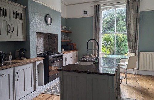 Headingley Casa | Spacious, Comfortable Georgian 4 brd Home, Headingly Stadium, Leeds Uni & Arena.