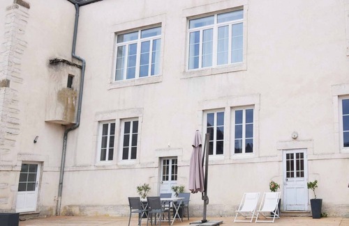 Nolay Apartamento | Spacious, comfortable gîte with spa and pool access near Beaune
