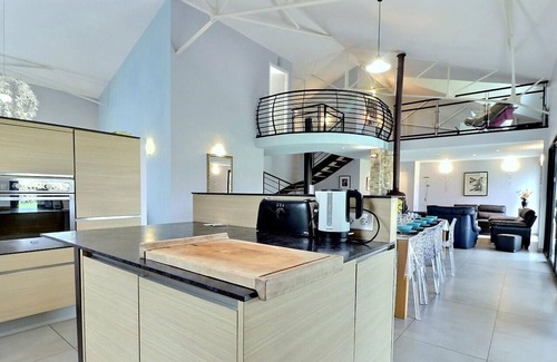 Aubenas Casa | Altillo acogedor y espacioso, 6 dormitorios, piscina climatizada .