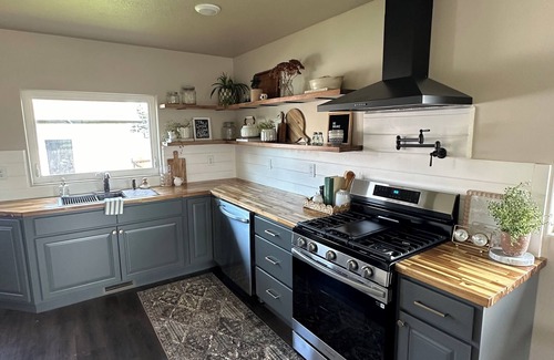 Sidney Casa | Spacious comfortable weekend stay close to the outdoors.