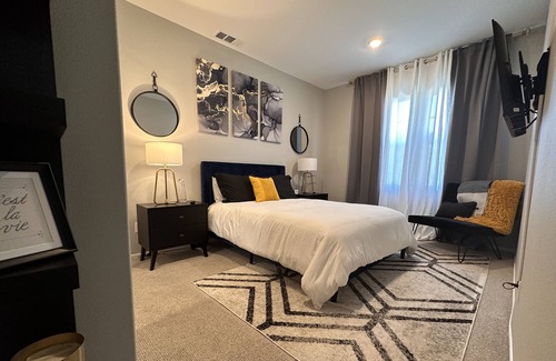 Canyon Country Casa | Spacious, comfy 3bd/3ba in The Valley! Minutes from shopping, food & fun!
