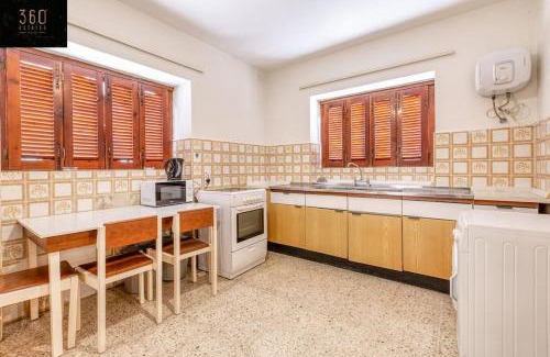Swieqi Apartamento | Spacious & Comfy 4BR Maisonette in St Julians, PV by 360 Estates