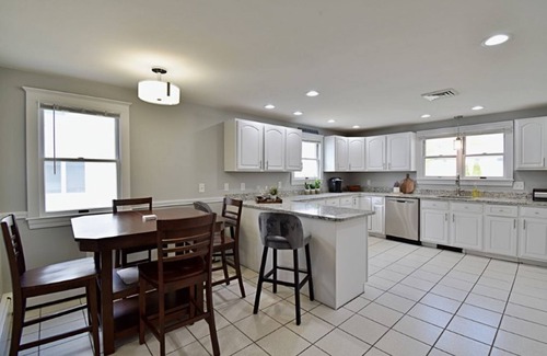 Milton Casa | Spacious, Comfy Colonial, minutes to Boston and highways