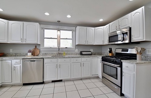 Milton Casa | Spacious, Comfy Colonial, minutes to Boston and highways