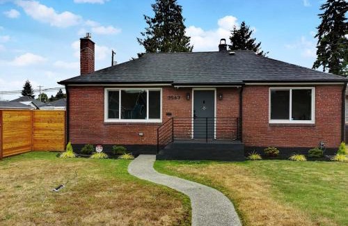 South Tacoma Casa | Spacious Comfy Home 2br, 2ba with AC, Pet Friendly