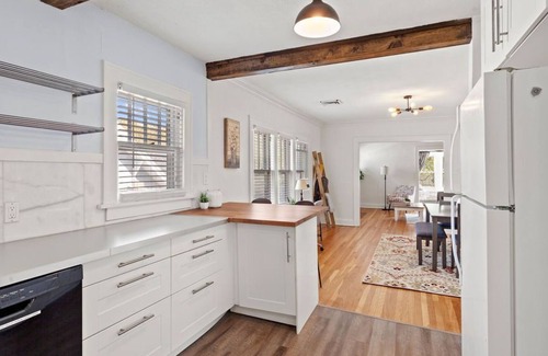 Kansas City Casa | Spacious & Comfy Home! Plaza/UMKC/Rockhurst University
