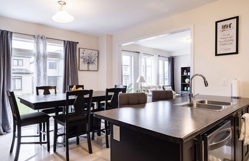 Niagara Falls Casa | Spacious ,comfy house less than 15 mins drive to Niagara Falls and Outlet Mall.